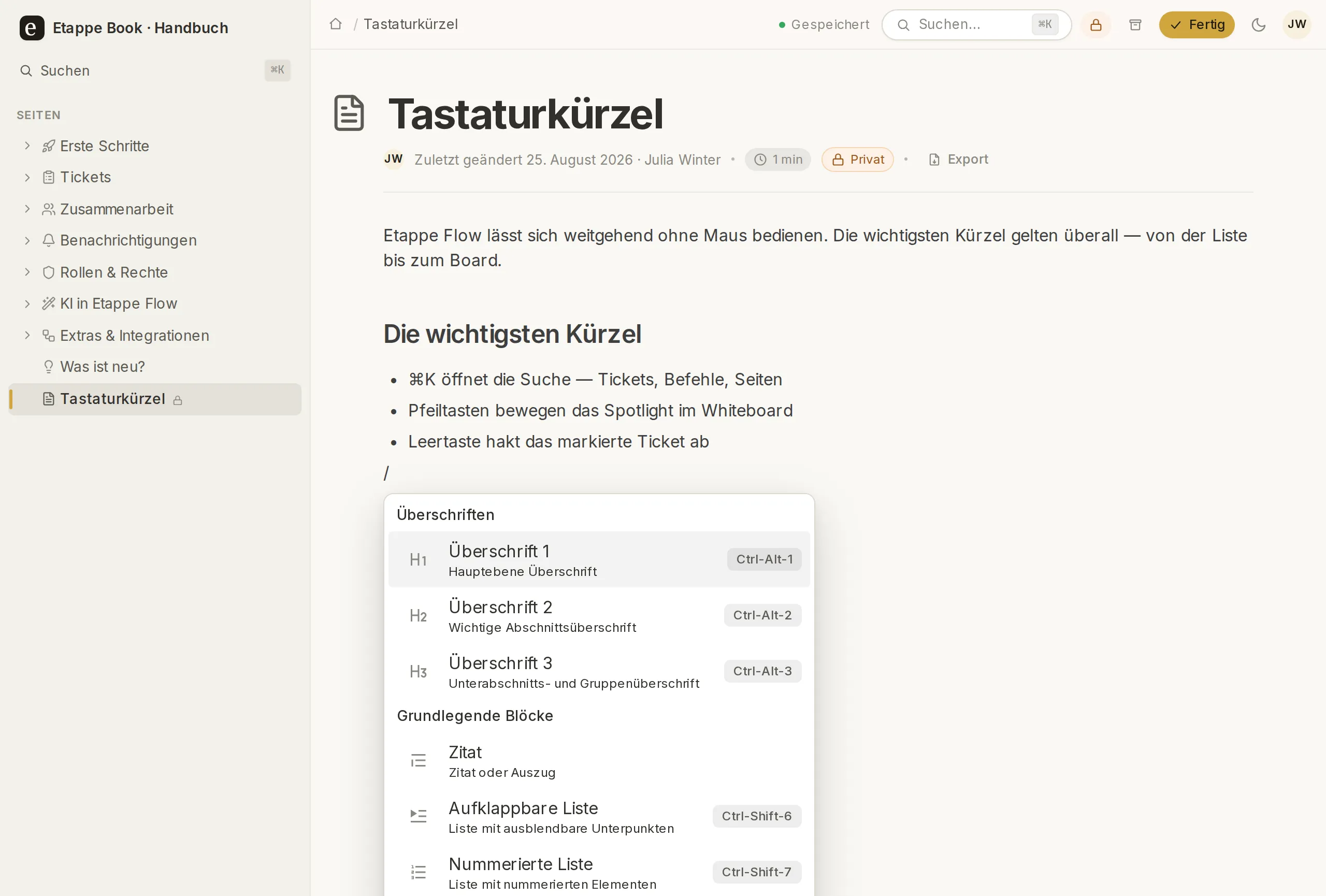 Der Book-Editor mit Seitenbaum links: eine Handbuch-Seite in Bearbeitung, darunter das mit „/" geöffnete Block-Menü — Überschriften, Zitat, Listen.